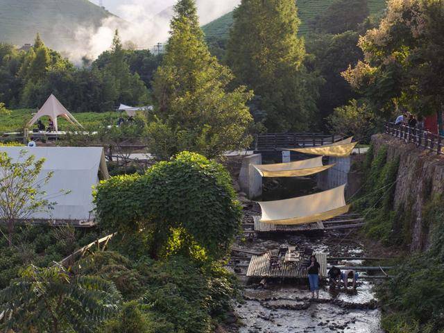 片揭露露营热退潮后藏着残酷真相冰球突破上帝视角惊爆！数万张照