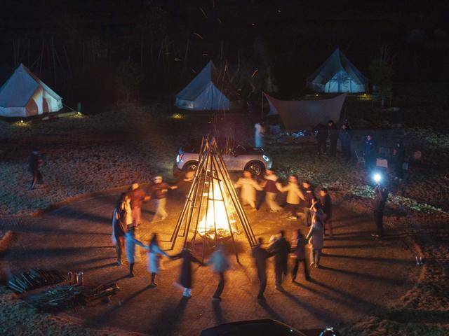 片揭露露营热退潮后藏着残酷真相冰球突破上帝视角惊爆！数万张照(图7)